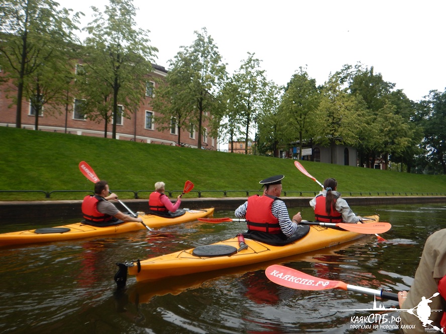 Прогулка на каяках спб. Катание на байдарках лосиный остров. Каяки заплыв спб. Расписание сплавов. Сплав на байдарках спб.